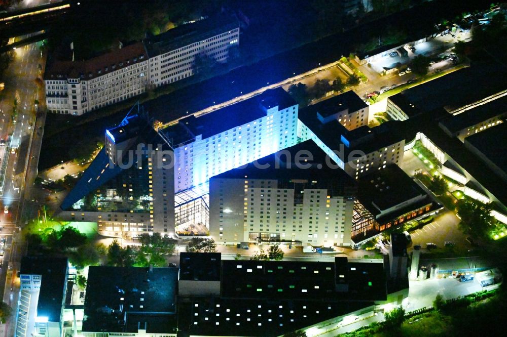 Nachtluftbild Berlin - Nachtluftbild Gebäudekomplex der Hotelanlage Estrel Berlin im Ortsteil Neukölln in Berlin, Deutschland