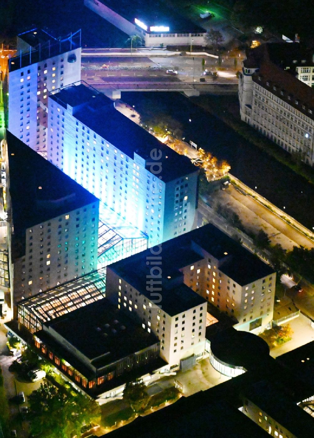 Nacht-Luftaufnahme Berlin - Nachtluftbild Gebäudekomplex der Hotelanlage Estrel Berlin im Ortsteil Neukölln in Berlin, Deutschland