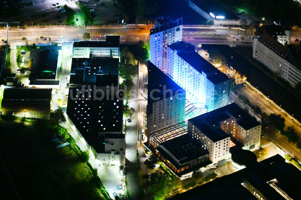 Berlin bei Nacht aus der Vogelperspektive: Nachtluftbild Gebäudekomplex der Hotelanlage Estrel Berlin im Ortsteil Neukölln in Berlin, Deutschland