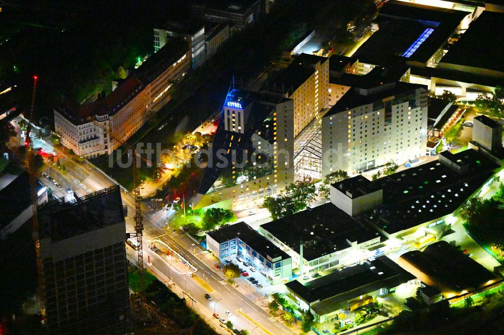 Nachtluftbild Berlin - Nachtluftbild Gebäudekomplex der Hotelanlage Estrel Berlin im Ortsteil Neukölln in Berlin, Deutschland