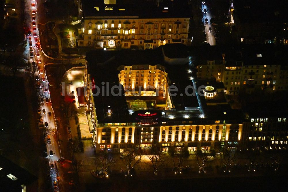Nacht-Luftaufnahme Hamburg - Nachtluftbild Gebäudekomplex der Hotelanlage Grand Elysée Hamburg im Ortsteil Rotherbaum in Hamburg, Deutschland