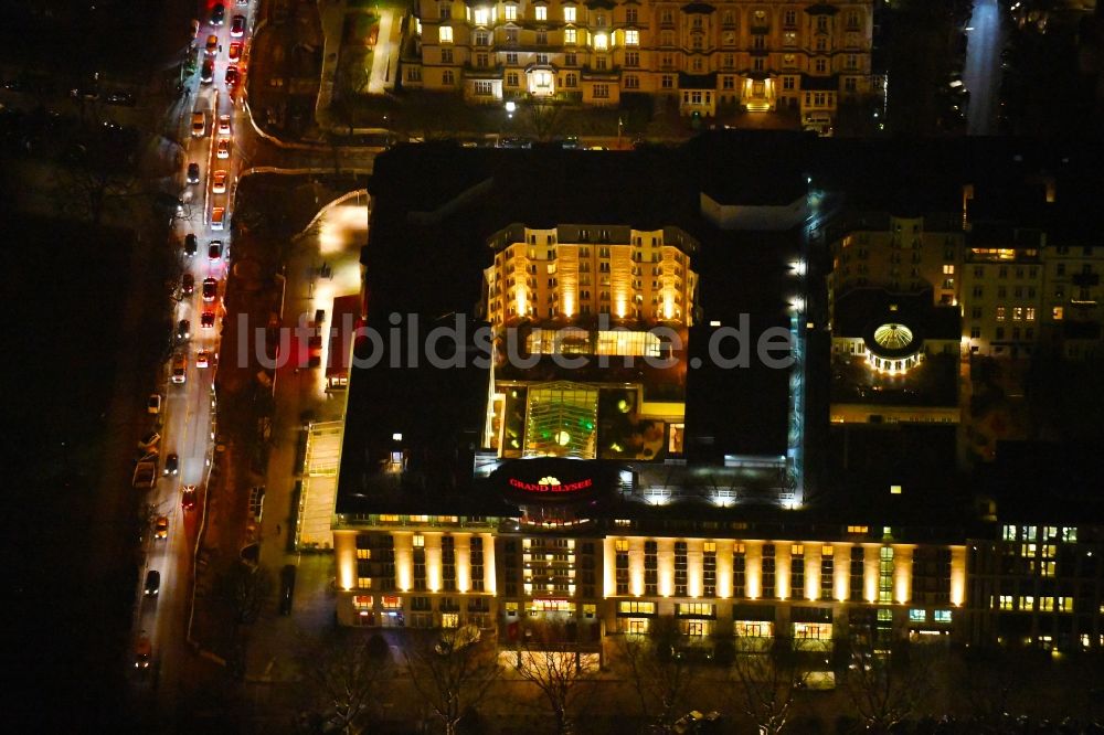 Nachtluftbild Hamburg - Nachtluftbild Gebäudekomplex der Hotelanlage Grand Elysée Hamburg im Ortsteil Rotherbaum in Hamburg, Deutschland
