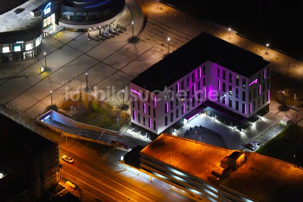 Ludwigshafen am Rhein bei Nacht aus der Vogelperspektive: Nachtluftbild Gebäudekomplex der Hotelanlage Moxy Ludwigshafen in Ludwigshafen am Rhein im Bundesland Rheinland-Pfalz, Deutschland