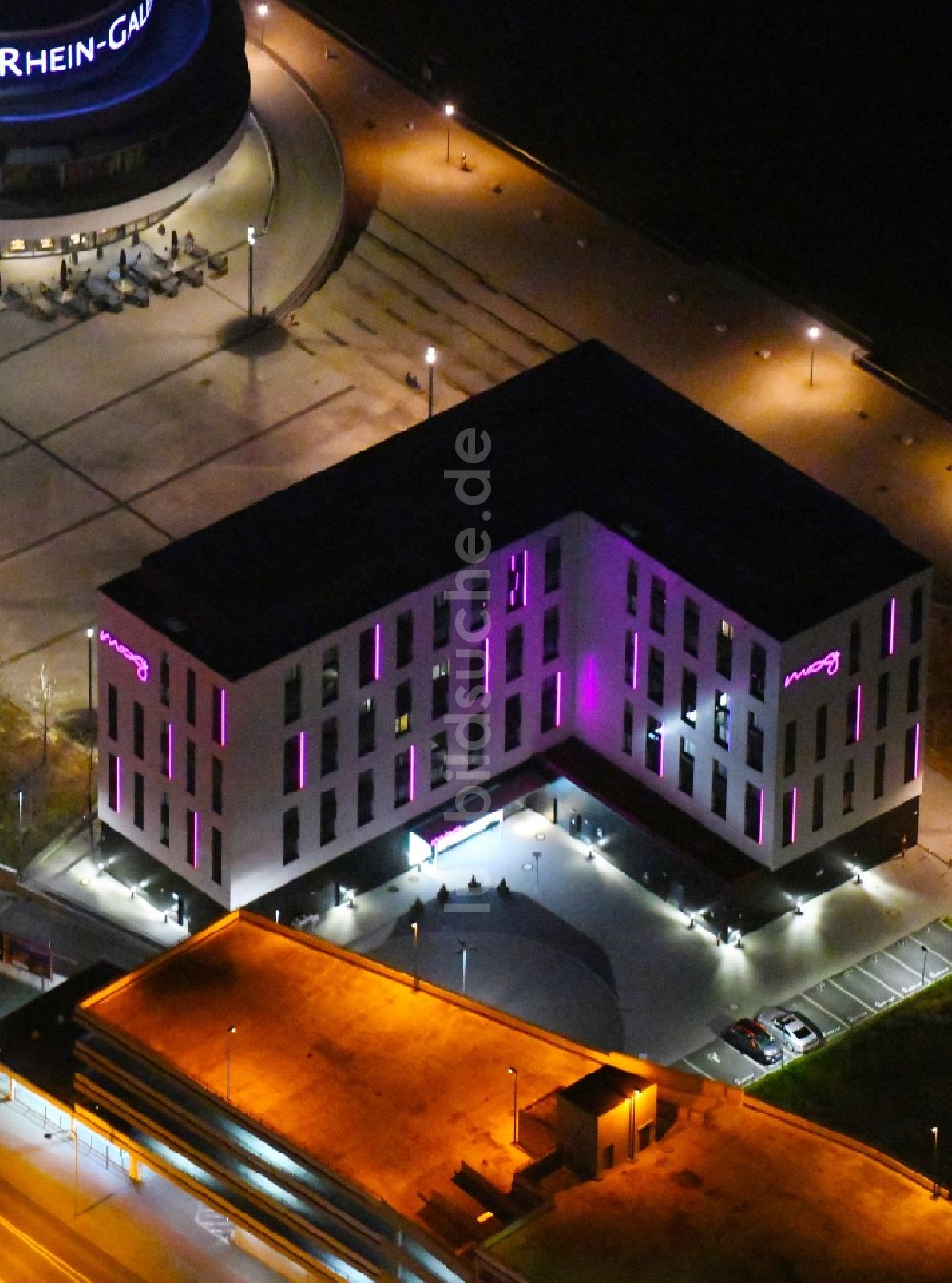Nacht-Luftaufnahme Ludwigshafen am Rhein - Nachtluftbild Gebäudekomplex der Hotelanlage Moxy Ludwigshafen in Ludwigshafen am Rhein im Bundesland Rheinland-Pfalz, Deutschland