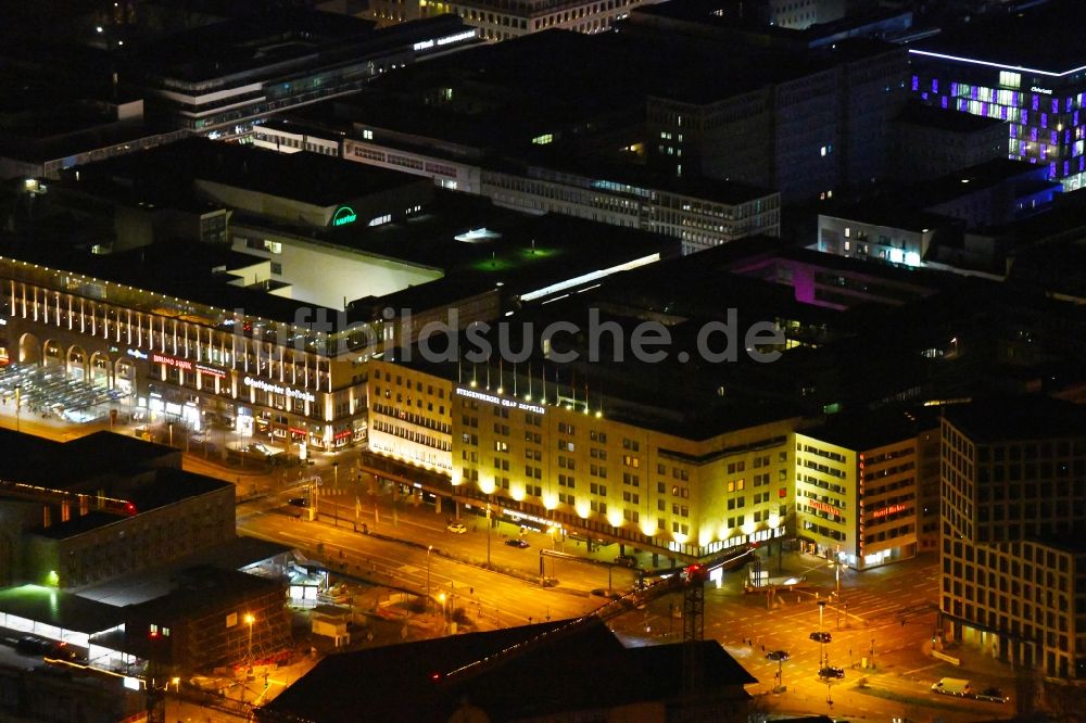 Nacht-Luftaufnahme Stuttgart - Nachtluftbild Gebäudekomplex der Hotelanlage des Steigenberger Graf Zeppelin am Arnulf-Klett-Platz in Stuttgart im Bundesland Baden-Württemberg, Deutschland