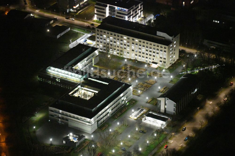 Nachtluftbild Berlin - Nachtluftbild Gebäudekomplex des Institut Chemielaborgebäude der Bundesanstalt für Materialprüfung und -forschung BAM in Berlin, Deutschland
