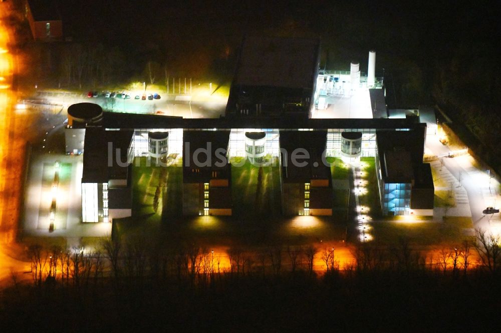 Frankfurt (Oder) bei Nacht aus der Vogelperspektive: Nachtluftbild Gebäudekomplex des Institut IHP GmbH in Frankfurt (Oder) im Bundesland Brandenburg, Deutschland