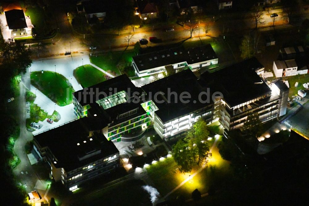 Berlin bei Nacht von oben - Nachtluftbild Gebäudekomplex des Institut Max-Planck-Institut für molekulare Genetik an der Ihnestraße im Ortsteil Dahlem in Berlin