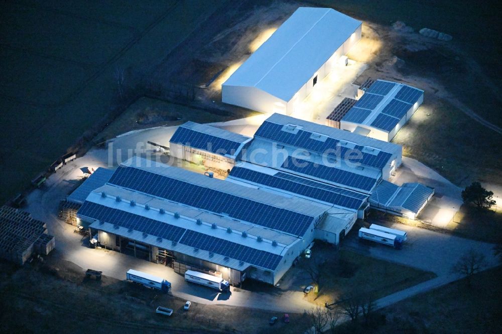 Sülte bei Nacht von oben - Nachtluftbild Gebäudekomplex und Logistikzentrum auf dem Gelände der Agp Lübesse Agrarproduktgesellschaft mbH in Sülte im Bundesland Mecklenburg-Vorpommern, Deutschland