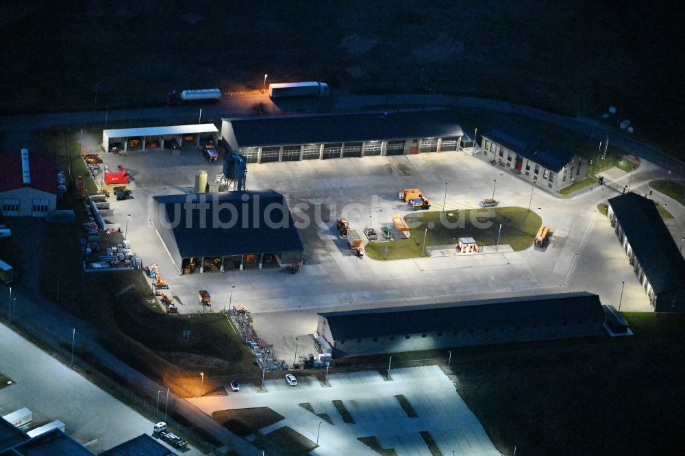 Nachtluftbild Fahrbinde - Nachtluftbild Gebäudekomplex und Logistikzentrum auf dem Gelände der Autobahnmeisterei in Fahrbinde im Bundesland Mecklenburg-Vorpommern, Deutschland