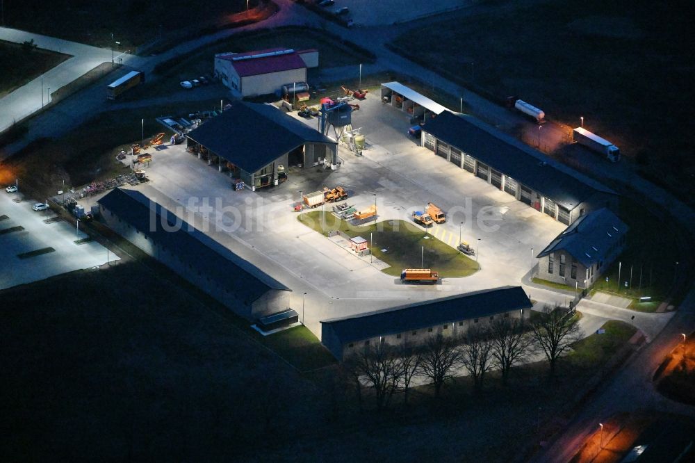 Nacht-Luftaufnahme Fahrbinde - Nachtluftbild Gebäudekomplex und Logistikzentrum auf dem Gelände der Autobahnmeisterei in Fahrbinde im Bundesland Mecklenburg-Vorpommern, Deutschland