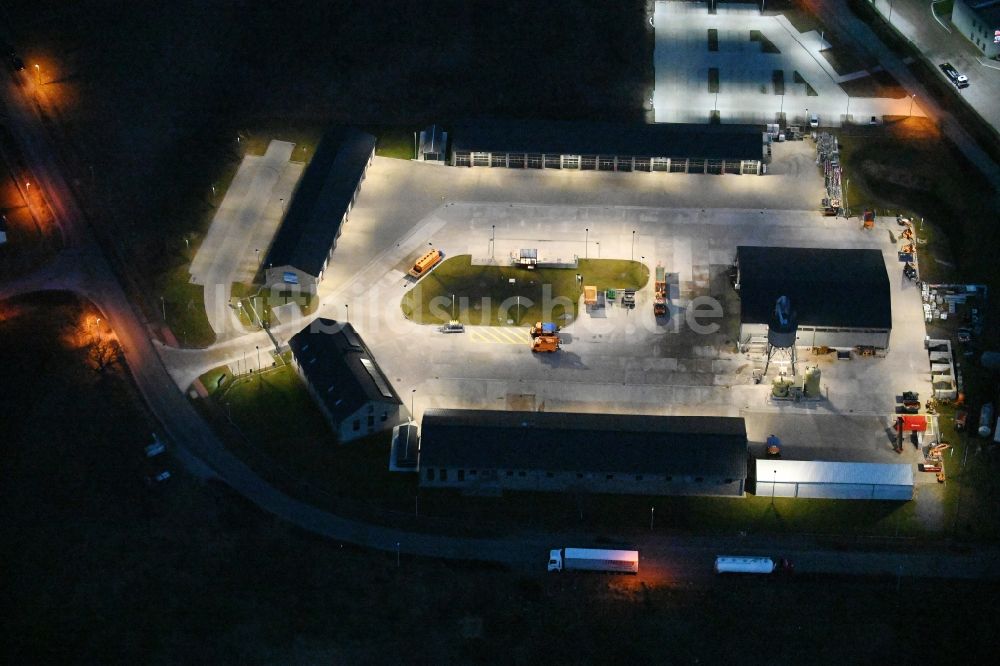 Fahrbinde bei Nacht von oben - Nachtluftbild Gebäudekomplex und Logistikzentrum auf dem Gelände der Autobahnmeisterei in Fahrbinde im Bundesland Mecklenburg-Vorpommern, Deutschland