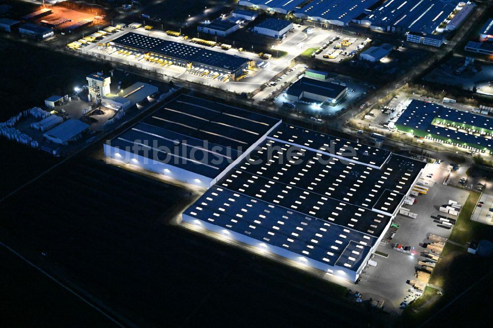 Thörey bei Nacht von oben - Nachtluftbild Gebäudekomplex und Logistikzentrum auf dem Gelände der Carpenter GmbH in Thörey im Bundesland Thüringen, Deutschland