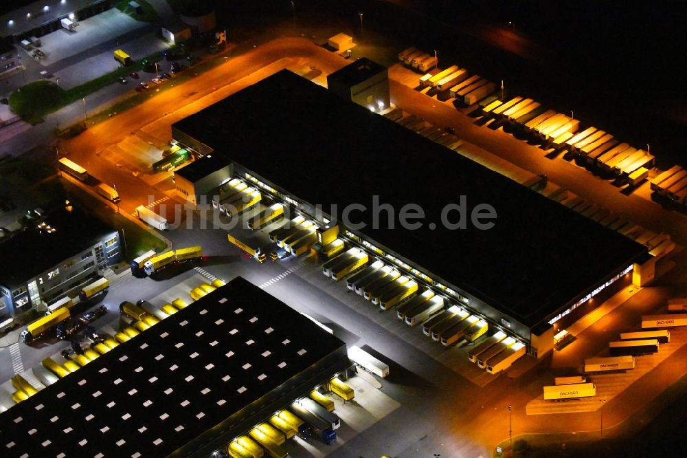 Nachtluftbild Schönefeld - Nachtluftbild Gebäudekomplex und Logistikzentrum auf dem Gelände der DACHSER SE An den Gehren in Schönefeld im Bundesland Brandenburg, Deutschland