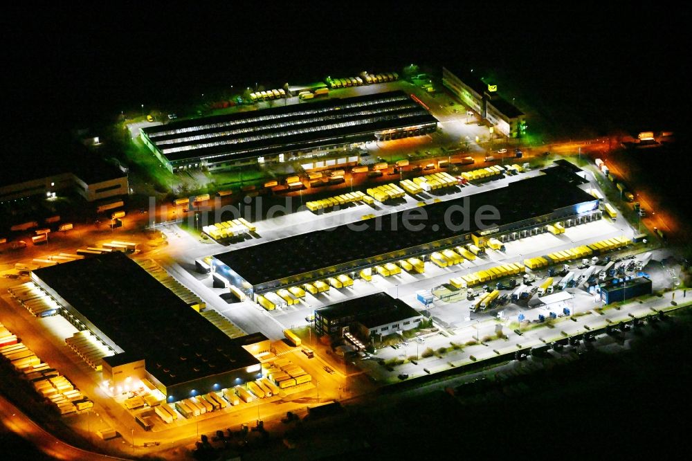 Nacht-Luftaufnahme Schönefeld - Nachtluftbild Gebäudekomplex und Logistikzentrum auf dem Gelände der DACHSER SE An den Gehren in Schönefeld im Bundesland Brandenburg, Deutschland