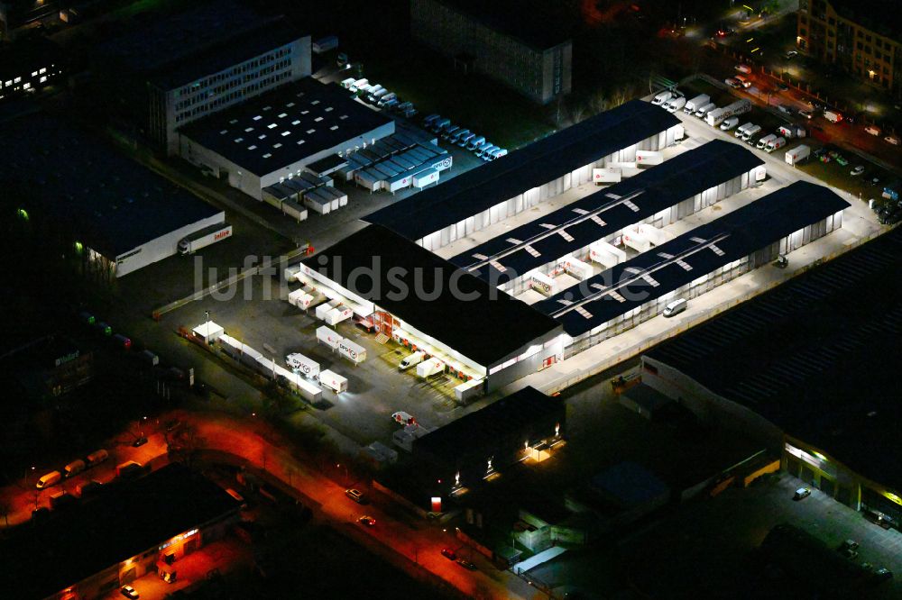 Berlin bei Nacht von oben - Nachtluftbild Gebäudekomplex und Logistikzentrum auf dem Gelände des DPD Deuter Paketdienst in Berlin, Deutschland