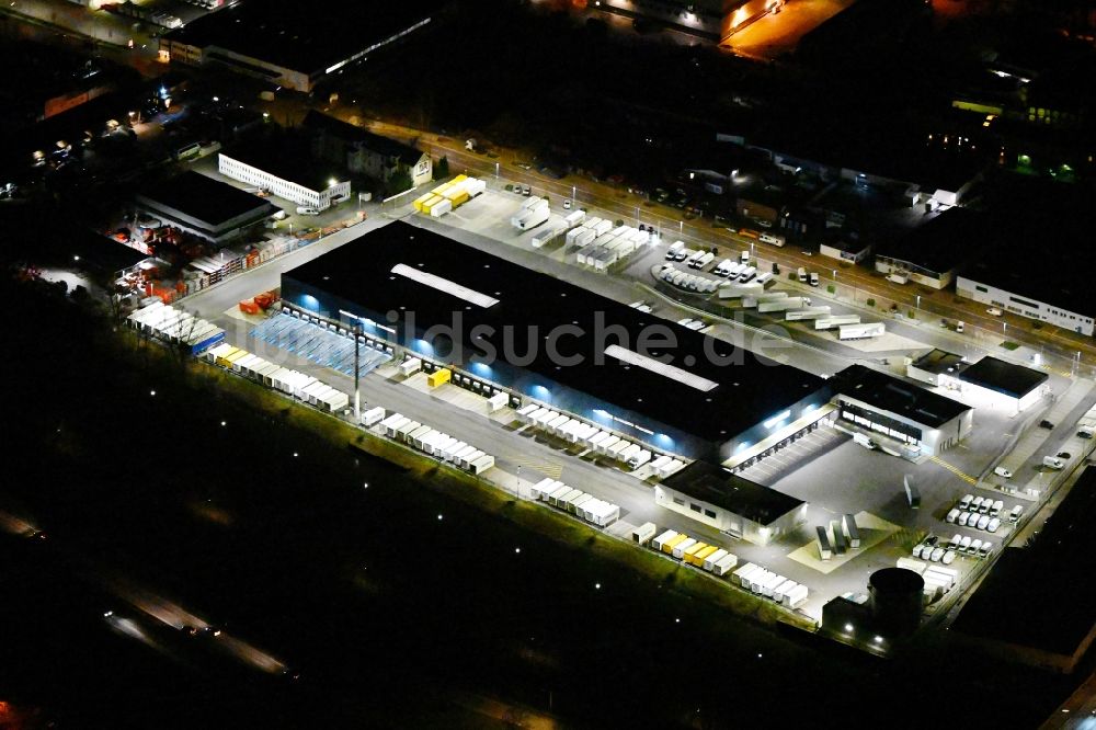 Nachtluftbild Hamburg - Nachtluftbild Gebäudekomplex und Logistikzentrum auf dem Gelände Hermes Logistik-Center - ECE in Hamburg, Deutschland