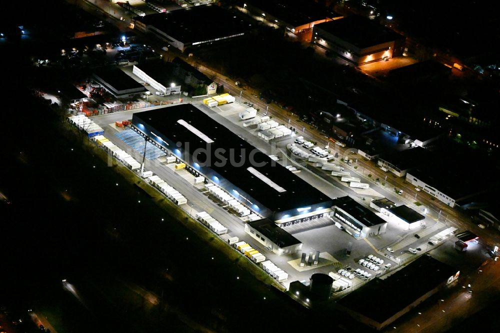 Hamburg bei Nacht von oben - Nachtluftbild Gebäudekomplex und Logistikzentrum auf dem Gelände Hermes Logistik-Center - ECE in Hamburg, Deutschland