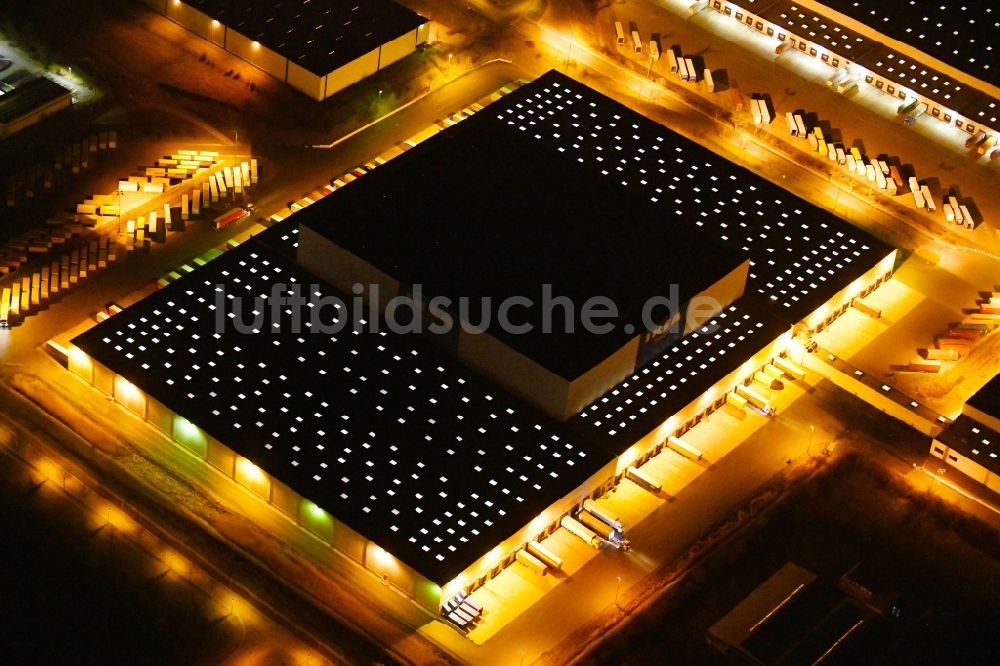 Erfurt bei Nacht von oben - Nachtluftbild Gebäudekomplex und Logistikzentrum auf dem Gelände des IKEA Zentrallagers In der Langen Else im Ortsteil Büßleben in Erfurt im Bundesland Thüringen, Deutschland