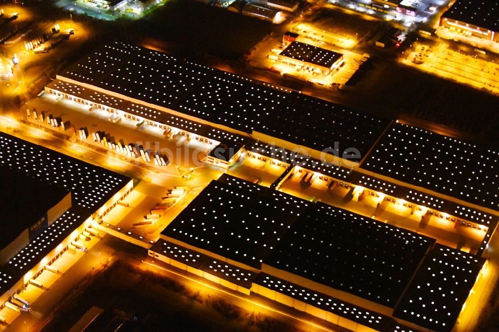 Nacht-Luftaufnahme Erfurt - Nachtluftbild Gebäudekomplex und Logistikzentrum auf dem Gelände des IKEA Zentrallagers In der Langen Else im Ortsteil Büßleben in Erfurt im Bundesland Thüringen, Deutschland