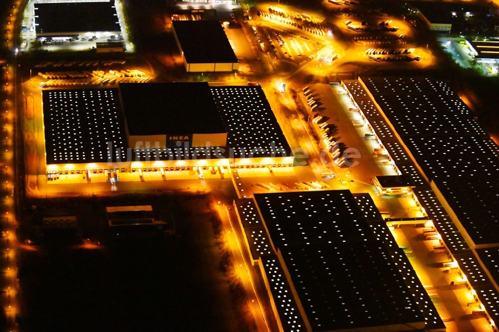 Nachtluftbild Erfurt - Nachtluftbild Gebäudekomplex und Logistikzentrum auf dem Gelände des IKEA Zentrallagers In der Langen Else im Ortsteil Büßleben in Erfurt im Bundesland Thüringen, Deutschland