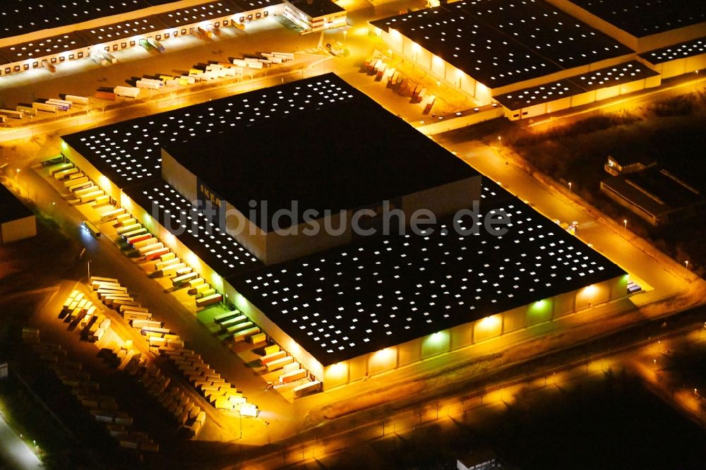 Nachtluftbild Erfurt - Nachtluftbild Gebäudekomplex und Logistikzentrum auf dem Gelände des IKEA Zentrallagers In der Langen Else im Ortsteil Büßleben in Erfurt im Bundesland Thüringen, Deutschland