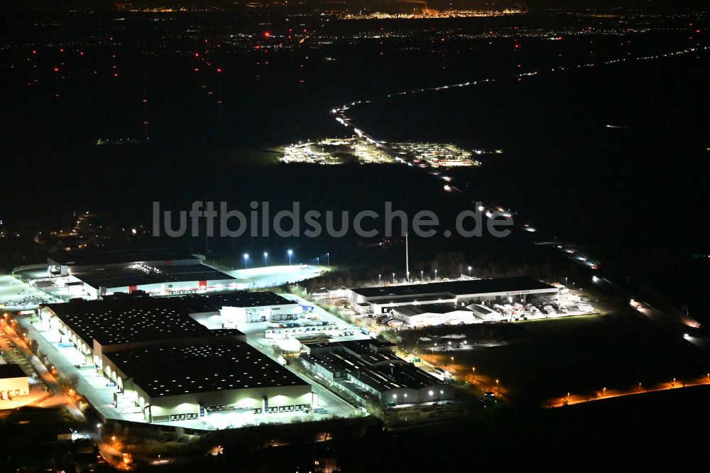 Nacht-Luftaufnahme Schleinitz - Nachtluftbild Gebäudekomplex und Logistikzentrum auf dem Gelände Kaufland Logistik VZ GmbH & Co. KG - Osterfeld in Schleinitz im Bundesland Sachsen-Anhalt, Deutschland