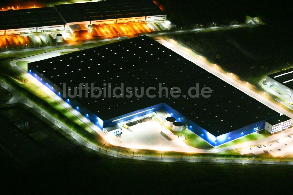 Nachtluftbild Hörselberg-Hainich - Nachtluftbild Gebäudekomplex und Logistikzentrum auf dem Gelände der Rhenus CL Eisenach GmbH & Co. KG in Hörselberg-Hainich im Bundesland Thüringen, Deutschland