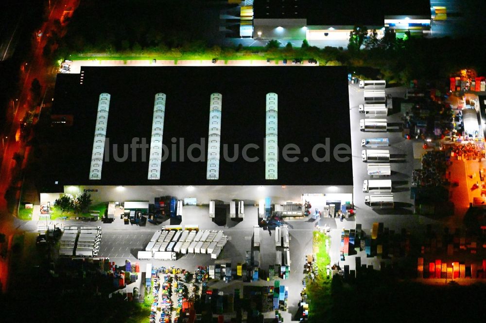 Nachtluftbild Großbeeren - Nachtluftbild Gebäudekomplex und Logistikzentrum auf dem Gelände der Trinks GmbH in Großbeeren im Bundesland Brandenburg, Deutschland