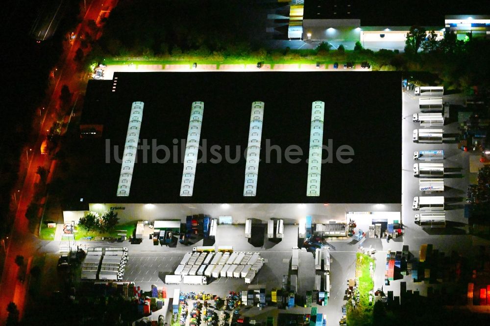 Nacht-Luftaufnahme Großbeeren - Nachtluftbild Gebäudekomplex und Logistikzentrum auf dem Gelände der Trinks GmbH in Großbeeren im Bundesland Brandenburg, Deutschland