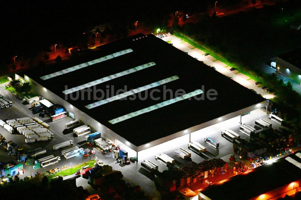 Großbeeren bei Nacht von oben - Nachtluftbild Gebäudekomplex und Logistikzentrum auf dem Gelände der Trinks GmbH in Großbeeren im Bundesland Brandenburg, Deutschland