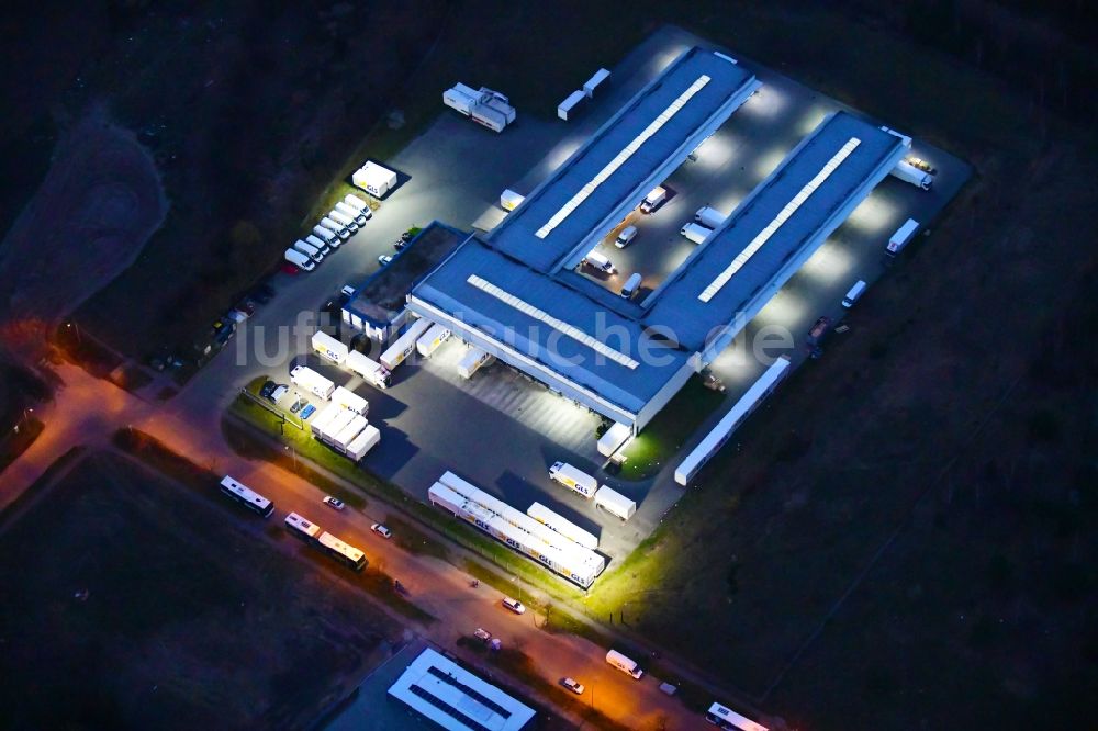 Nachtluftbild Bernau - Nachtluftbild Gebäudekomplex und Logistikzentrum GLS im Ortsteil Schönow in Bernau im Bundesland Brandenburg, Deutschland