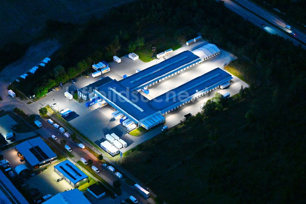 Nachtluftbild Bernau - Nachtluftbild Gebäudekomplex und Logistikzentrum GLS im Ortsteil Schönow in Bernau im Bundesland Brandenburg, Deutschland