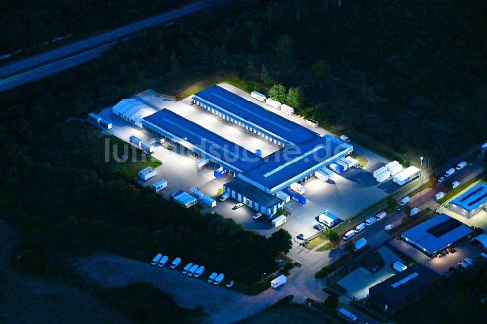 Nacht-Luftaufnahme Bernau - Nachtluftbild Gebäudekomplex und Logistikzentrum GLS im Ortsteil Schönow in Bernau im Bundesland Brandenburg, Deutschland