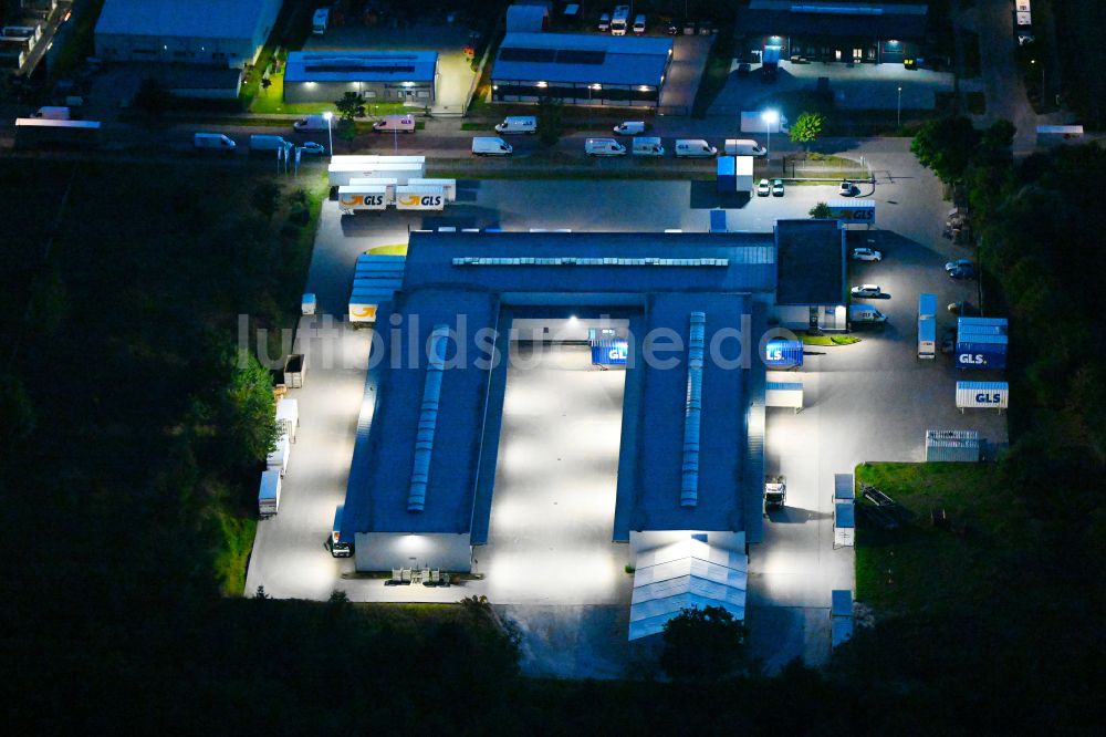Bernau bei Nacht von oben - Nachtluftbild Gebäudekomplex und Logistikzentrum GLS im Ortsteil Schönow in Bernau im Bundesland Brandenburg, Deutschland