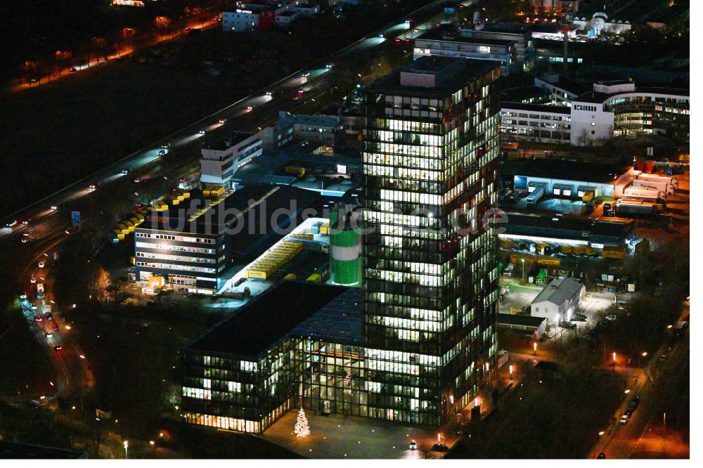 München bei Nacht von oben - Nachtluftbild Gebäudekomplex Presse- und Medienhauses Süddeutscher Verlag in München im Bundesland Bayern, Deutschland