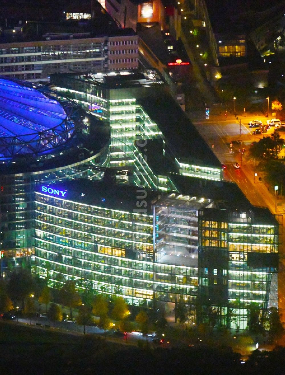 Nacht-Luftaufnahme Berlin - Nachtluftbild Gebäudekomplex mit dem Sony- Center am Potsdamer Platz Berlin