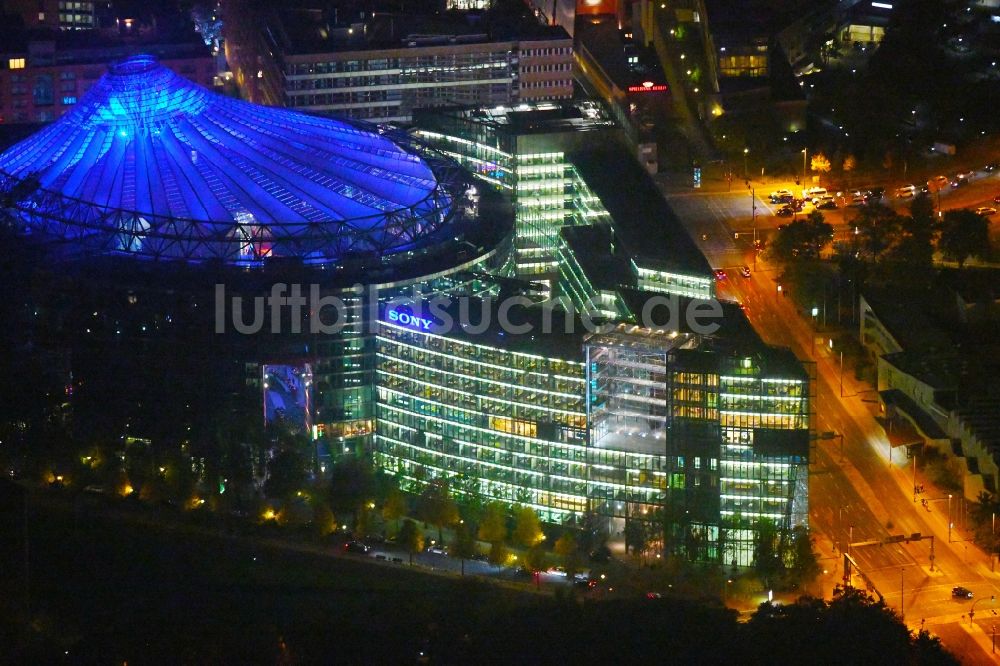 Berlin bei Nacht von oben - Nachtluftbild Gebäudekomplex mit dem Sony- Center am Potsdamer Platz Berlin
