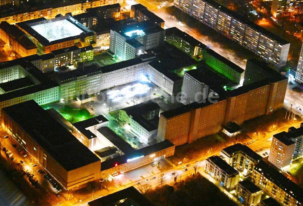 Berlin bei Nacht von oben - Nachtluftbild Gebäudekomplex der Stasi-Gedenkstätte des ehemaligen MfS Ministerium für Staatssicherheit der DDR in Berlin, Deutschland