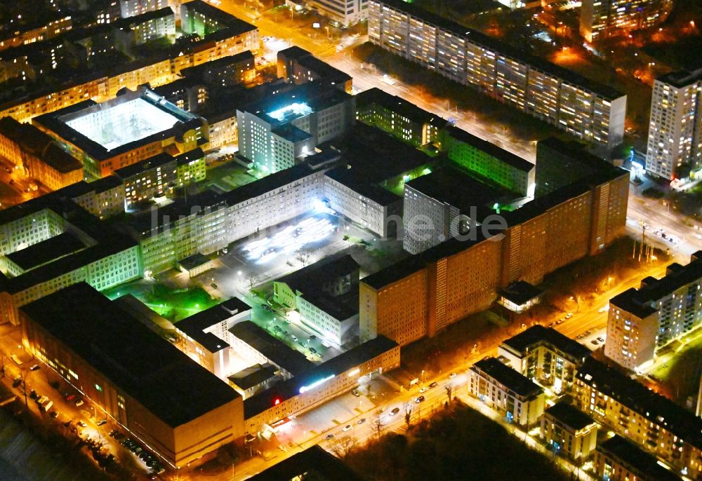 Berlin bei Nacht aus der Vogelperspektive: Nachtluftbild Gebäudekomplex der Stasi-Gedenkstätte des ehemaligen MfS Ministerium für Staatssicherheit der DDR in Berlin, Deutschland
