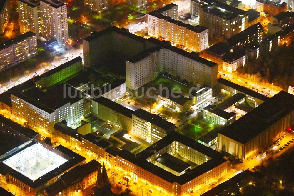 Nacht-Luftaufnahme Berlin - Nachtluftbild Gebäudekomplex der Stasi-Gedenkstätte des ehemaligen MfS Ministerium für Staatssicherheit der DDR in der Ruschestraße zwischen Normannenstraße und Frankfurter Allee in Berlin Lichtenberg