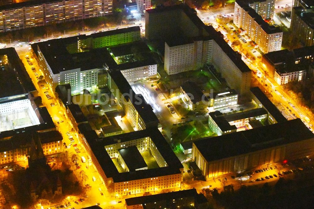 Berlin bei Nacht von oben - Nachtluftbild Gebäudekomplex der Stasi-Gedenkstätte des ehemaligen MfS Ministerium für Staatssicherheit der DDR in der Ruschestraße zwischen Normannenstraße und Frankfurter Allee in Berlin Lichtenberg