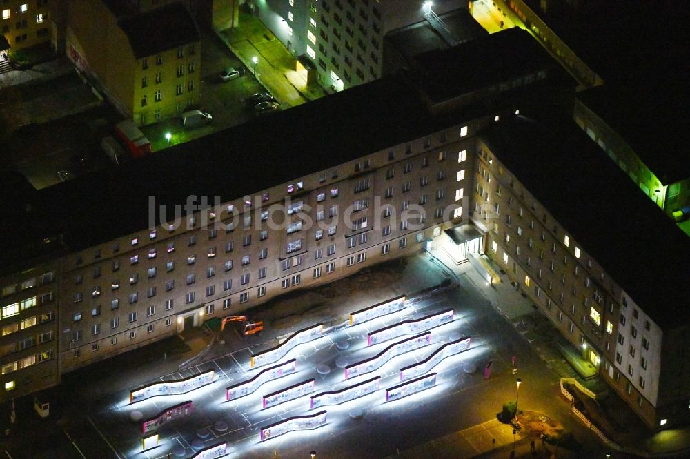 Berlin bei Nacht von oben - Nachtluftbild Gebäudekomplex der Stasi-Gedenkstätte des ehemaligen MfS Ministerium für Staatssicherheit der DDR in der Ruschestraße zwischen Normannenstraße und Frankfurter Allee in Berlin Lichtenberg