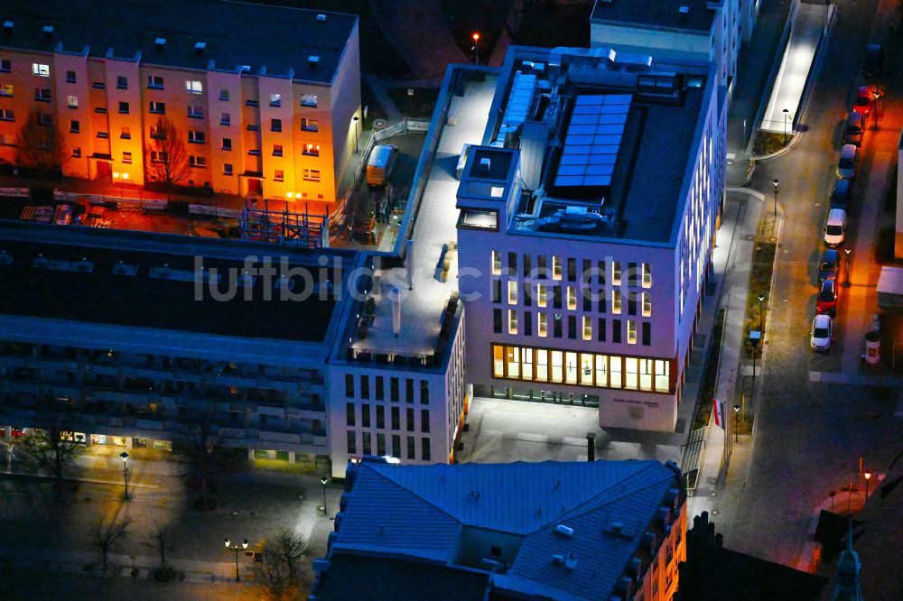 Nachtluftbild Bernau - Nachtluftbild Gebäudes der Stadtverwaltung - Rathaus in Bernau im Bundesland Brandenburg, Deutschland