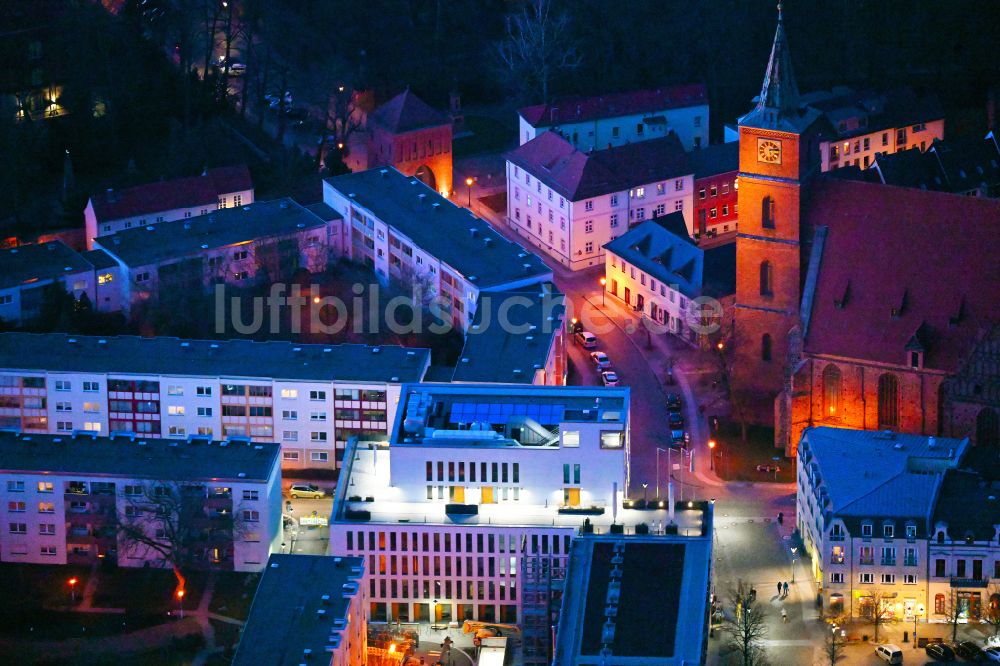 Nacht-Luftaufnahme Bernau - Nachtluftbild Gebäudes der Stadtverwaltung - Rathaus in Bernau im Bundesland Brandenburg, Deutschland