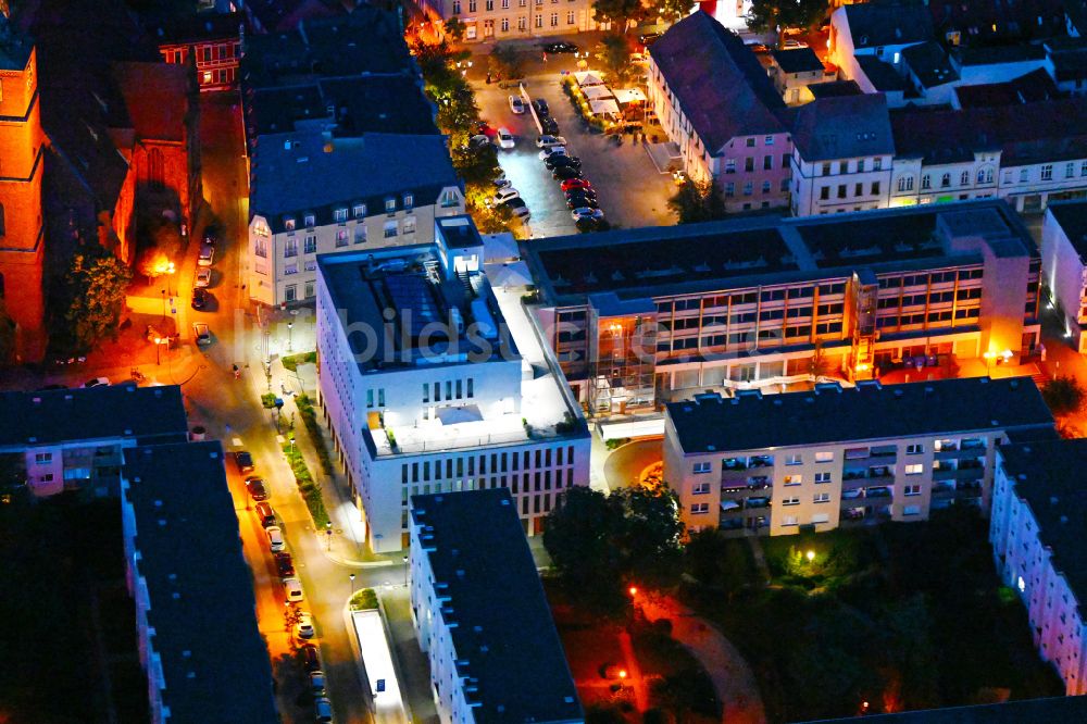 Bernau bei Nacht von oben - Nachtluftbild Gebäudes der Stadtverwaltung - Rathaus in Bernau im Bundesland Brandenburg, Deutschland