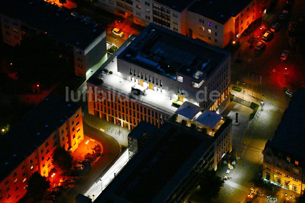 Bernau bei Nacht von oben - Nachtluftbild Gebäudes der Stadtverwaltung - Rathaus in Bernau im Bundesland Brandenburg, Deutschland