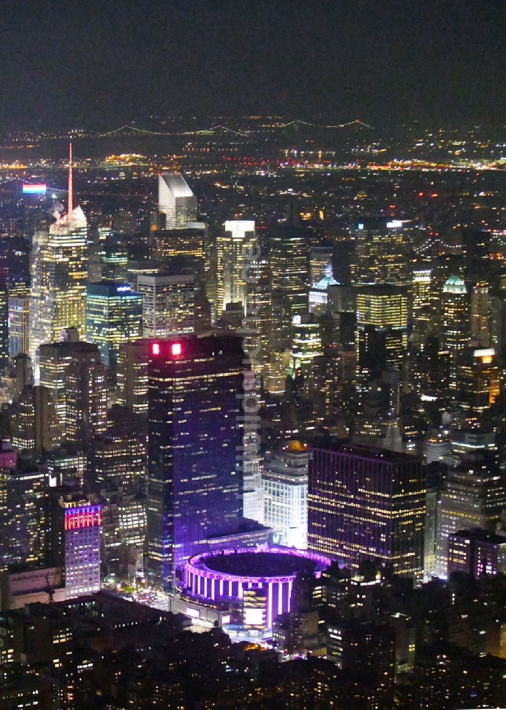 New York bei Nacht von oben - Nachtluftbild Gelände der Arena an der Pennsylvania Station in Manhattan in New York in USA