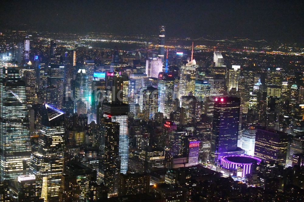 New York bei Nacht aus der Vogelperspektive: Nachtluftbild Gelände der Arena an der Pennsylvania Station in Manhattan in New York in USA