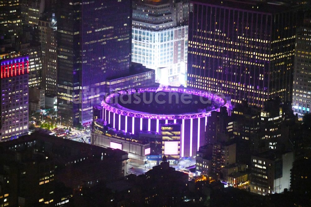 Nacht-Luftaufnahme New York - Nachtluftbild Gelände der Arena an der Pennsylvania Station in Manhattan in New York in USA
